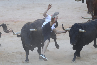 Imagen del mozo arrollado por los Victoriano del Río tras levantarse en el ruedo de la plaza de toros en el séptimo encierro