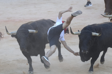 Imagen del mozo arrollado por los Victoriano del Río tras levantarse en el ruedo de la plaza de toros en el séptimo encierro