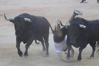 Imagen del mozo arrollado por los Victoriano del Río tras levantarse en el ruedo de la plaza de toros en el séptimo encierro