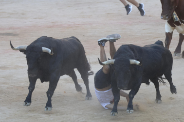 Imagen del mozo arrollado por los Victoriano del Río tras levantarse en el ruedo de la plaza de toros en el séptimo encierro