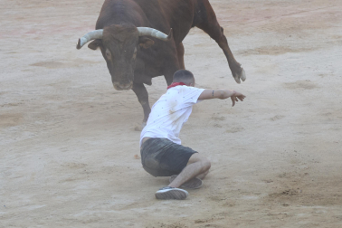Imagen del mozo arrollado por los Victoriano del Río tras levantarse en el ruedo de la plaza de toros en el séptimo encierro