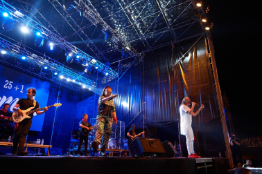 Concierto de Camela en la Plaza de los Fueros de Pamplona durante San Fermín.