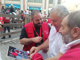 Los fotógrafos Dani Fernández y Alberto Galdona entregan una foto de recuerdo a Jesús Bariáin.