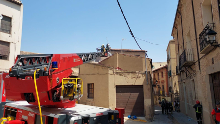 Un camión de bomberos sofoca las llamas del incendio de la vivienda de Tudela