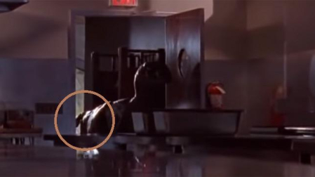 Momento en el que se ve la mano de un integrante de la producción de 'Jurassic Park'