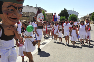 Niños y mayores compartieron el pasacalles posterior al cohete