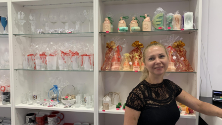 Ilona Gauryliuk vende velas de San Fermín en D’Anoli, en la calle Mayor