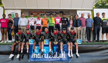 Los ciclistas del Bathco, ganador por equipos, posan en el podio junto a Mikel Uncilla (montaña), Raúl Ostiz (pamploneses), Unax Olano (metas volantes), Bernardo Gastón (líder), Gari Ugarte (esprint especiales), Ekai Morrás (combatividad etapa), flanqueados por las autoridades