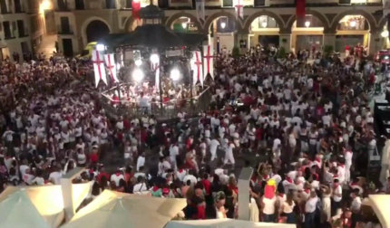 Baile de la Revoltosa en la plaza de los Fueros de Tudela