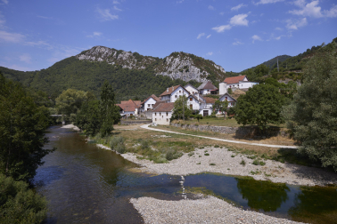 El río Irati cruza el pueblo de Aribe.	JESÚS GARZARON