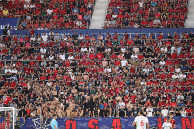 Fotos del reencuentro de la afición de Osasuna con su equipo y El Sadar./