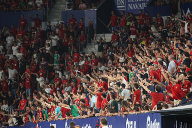 Fotos del reencuentro de la afición de Osasuna con su equipo y El Sadar./