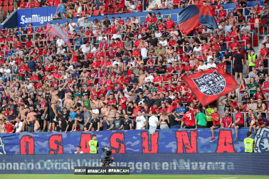 Fotos del reencuentro de la afición de Osasuna con su equipo y El Sadar./