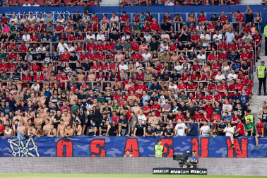 Fotos del reencuentro de la afición de Osasuna con su equipo y El Sadar./