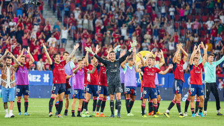 Fotos del reencuentro de la afición de Osasuna con su equipo y El Sadar./