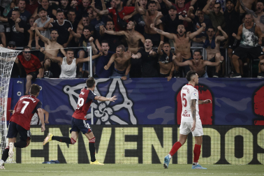 Fotos del reencuentro de la afición de Osasuna con su equipo y El Sadar./
