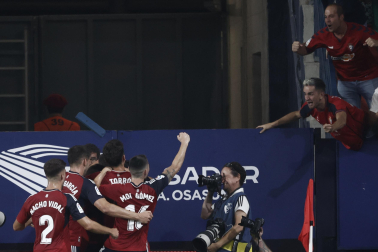 Fotos del reencuentro de la afición de Osasuna con su equipo y El Sadar./