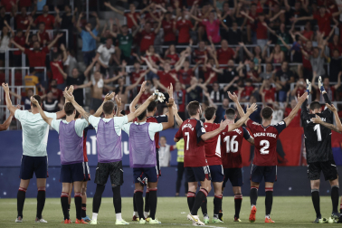 Fotos del reencuentro de la afición de Osasuna con su equipo y El Sadar./