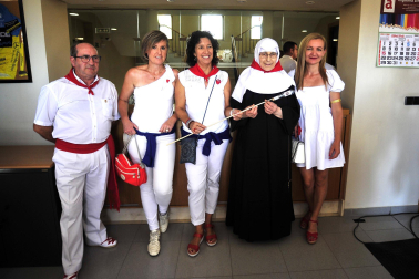 Homenajes y ambiente en el cohete de inicio de las fiestas 2022 en Tafalla