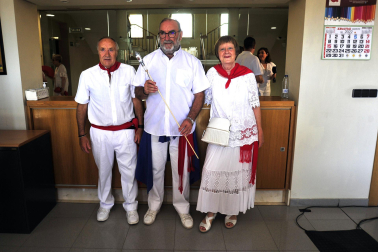Homenajes y ambiente en el cohete de inicio de las fiestas 2022 en Tafalla