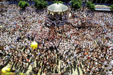 Homenajes y ambiente en el cohete de inicio de las fiestas 2022 en Tafalla