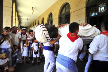 Fotos de la despedida de los gigantes en Tafalla./