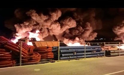 El fuego se ha iniciado en tres puntos a la vez en el recinto de la empresa Osés Construcción.