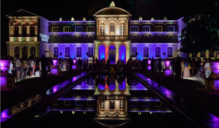 El Palacio de Navarra se estrenó este miércoles por la noche como escenario del Festival Flamenco On Fire con un concierto donde brilló la guitarra flamenca del sevillano Rafael Riqueni