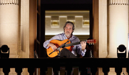 Una de las canciones que el guitarrista flamenco sevillano Rafael Riqueni interpretó desde un balcón del Palacio de Navarra este miércoles por la noche