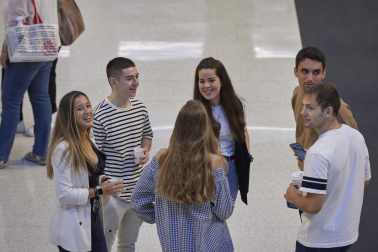 Alumnos de la Universidad de Navarra durante el primer día de curso