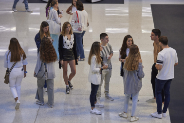 Alumnos de la Universidad de Navarra durante el primer día de curso