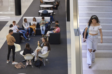 Alumnos de la Universidad de Navarra durante el primer día de curso