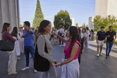 Alumnos de la Universidad de Navarra durante el primer día de curso