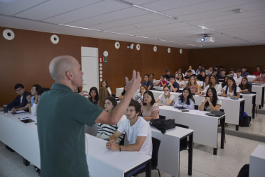 Alumnos de la Universidad de Navarra durante el primer día de curso