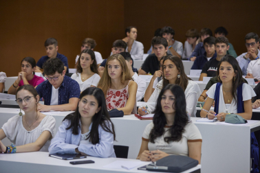 Alumnos de la Universidad de Navarra durante el primer día de curso