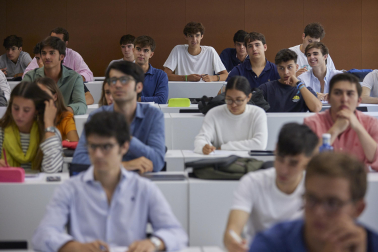 Alumnos de la Universidad de Navarra durante el primer día de curso