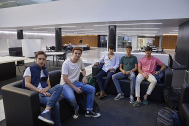 Alumnos de la Universidad de Navarra durante el primer día de curso