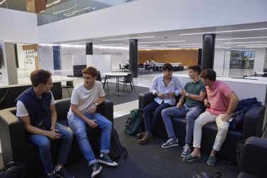 Alumnos de la Universidad de Navarra durante el primer día de curso