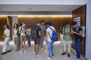 Alumnos de la Universidad de Navarra durante el primer día de curso