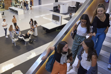 Alumnos de la Universidad de Navarra durante el primer día de curso