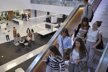Alumnos de la Universidad de Navarra durante el primer día de curso