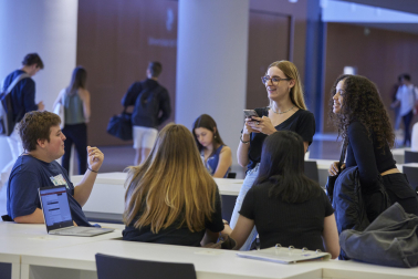 Alumnos de la Universidad de Navarra durante el primer día de curso