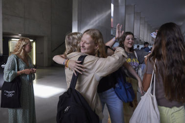 Alumnos de la Universidad de Navarra durante el primer día de curso