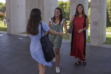 Alumnos de la Universidad de Navarra durante el primer día de curso