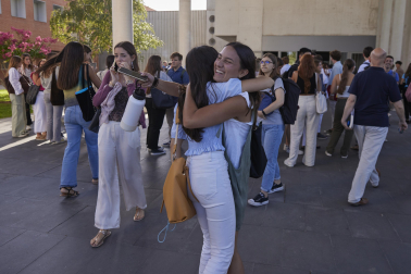 Alumnos de la Universidad de Navarra durante el primer día de curso