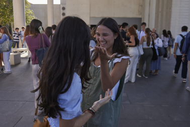 Alumnos de la Universidad de Navarra durante el primer día de curso