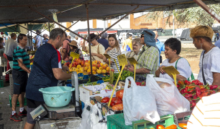 Los puestos de frutas y verduras también fueron protagonistas en la jornada del mercadillo de Landaben