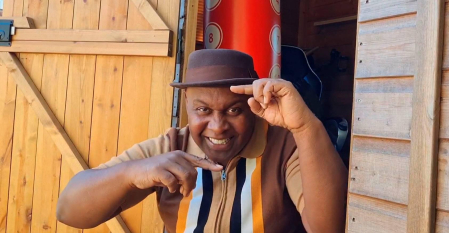 Alpheus es un cantante de ska, early reggae y rocksteady que llega a Pamplona con la banda madrileña The Mighty Megatons y dos coristas.