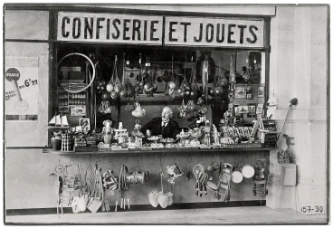 Méliès en su tienda de juguetes de Montparnasse en una foto de La Cinémathèque française.