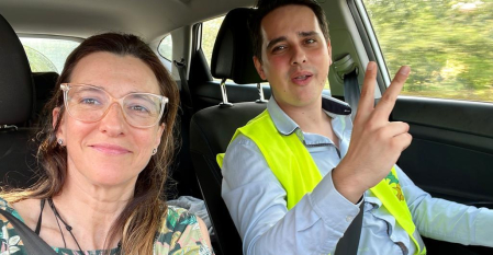 Mónica Sarasa y Florin Boneta, de la ONG, durante el viaje en Ucrania.